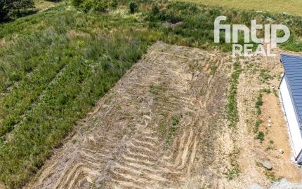 Rovinatý pozemok v dedinke Cestice