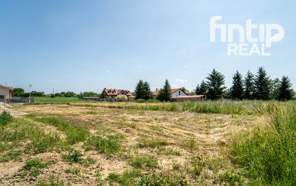 Rovinatý pozemok v dedinke Cestice