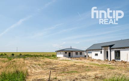 Rovinatý pozemok v dedinke Cestice