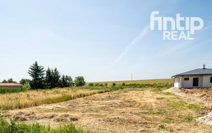 Rovinatý pozemok v dedinke Cestice