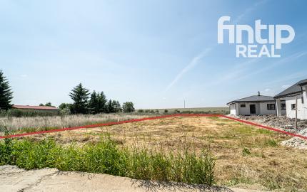 Rovinatý pozemok v dedinke Cestice