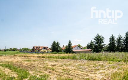 Rovinatý pozemok v dedinke Cestice