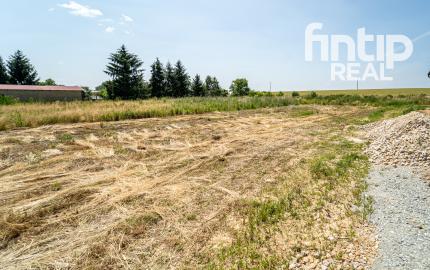 Rovinatý pozemok v dedinke Cestice