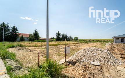 Rovinatý pozemok v dedinke Cestice