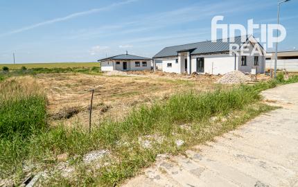 Rovinatý pozemok v dedinke Cestice