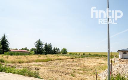 Rovinatý pozemok v dedinke Cestice