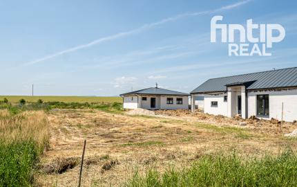 Rovinatý pozemok v dedinke Cestice