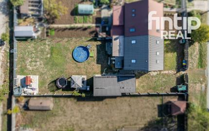 NA PREDAJ: Priestranný rodinný dom po kompletnej rekonštrukcii s bazénom a domčekom pre hostí – Veľká Ida