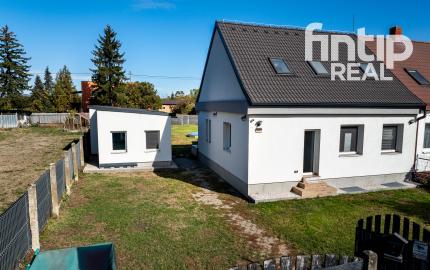 NA PREDAJ: Priestranný rodinný dom po kompletnej rekonštrukcii s bazénom a domčekom pre hostí – Veľká Ida
