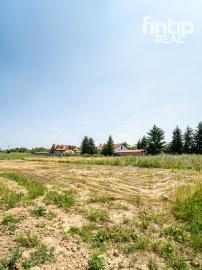 Rovinatý pozemok v dedinke Cestice