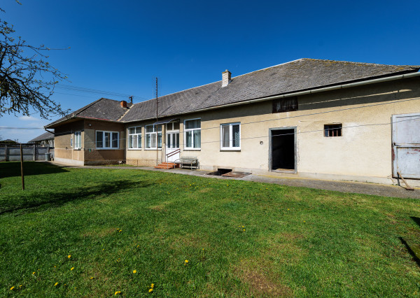 Na predaj rodinný dom s veľkým pozemkom | Komárovce