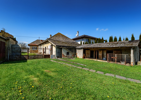 Na predaj rodinný dom s veľkým pozemkom | Komárovce