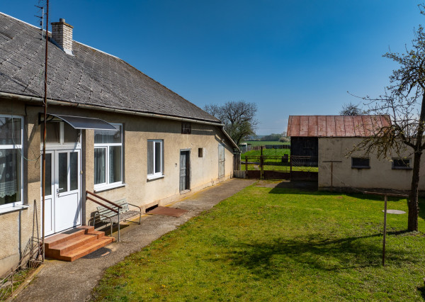 Na predaj rodinný dom s veľkým pozemkom | Komárovce