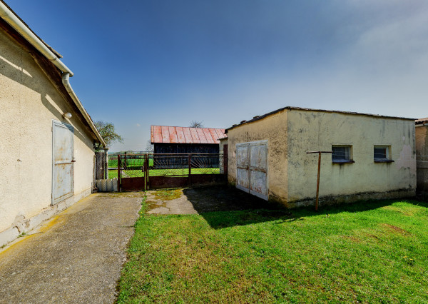 Na predaj rodinný dom s veľkým pozemkom | Komárovce