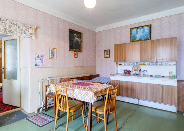 Na predaj rodinný dom s veľkým pozemkom | Komárovce