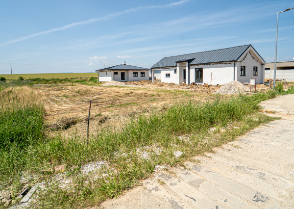 Rovinatý pozemok v dedinke Cestice