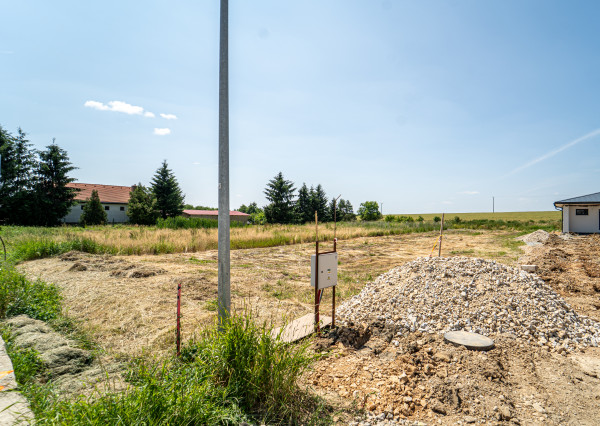 Rovinatý pozemok v dedinke Cestice