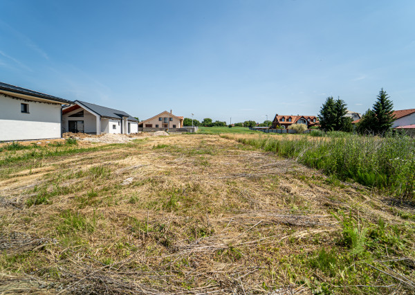 Rovinatý pozemok v dedinke Cestice