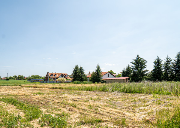 Rovinatý pozemok v dedinke Cestice