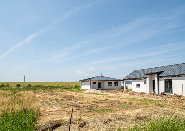 Rovinatý pozemok v dedinke Cestice