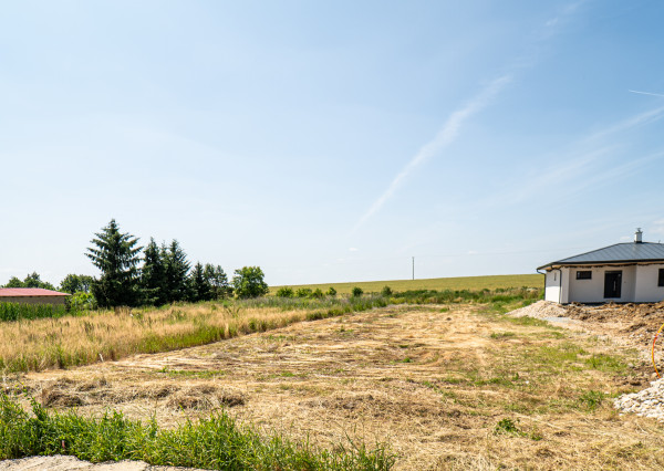 Rovinatý pozemok v dedinke Cestice