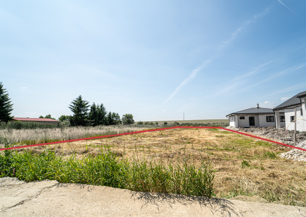 Rovinatý pozemok v dedinke Cestice