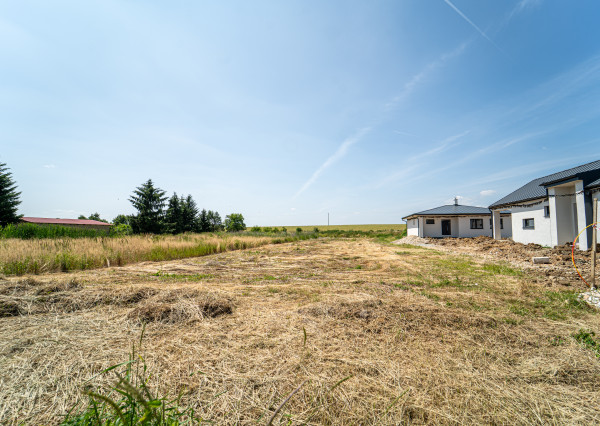 Rovinatý pozemok v dedinke Cestice