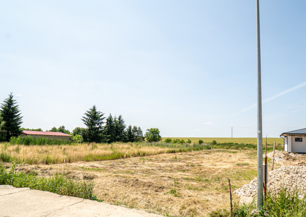 Rovinatý pozemok v dedinke Cestice