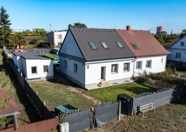 NA PREDAJ: Priestranný rodinný dom po kompletnej rekonštrukcii s bazénom a domčekom pre hostí – Veľká Ida
